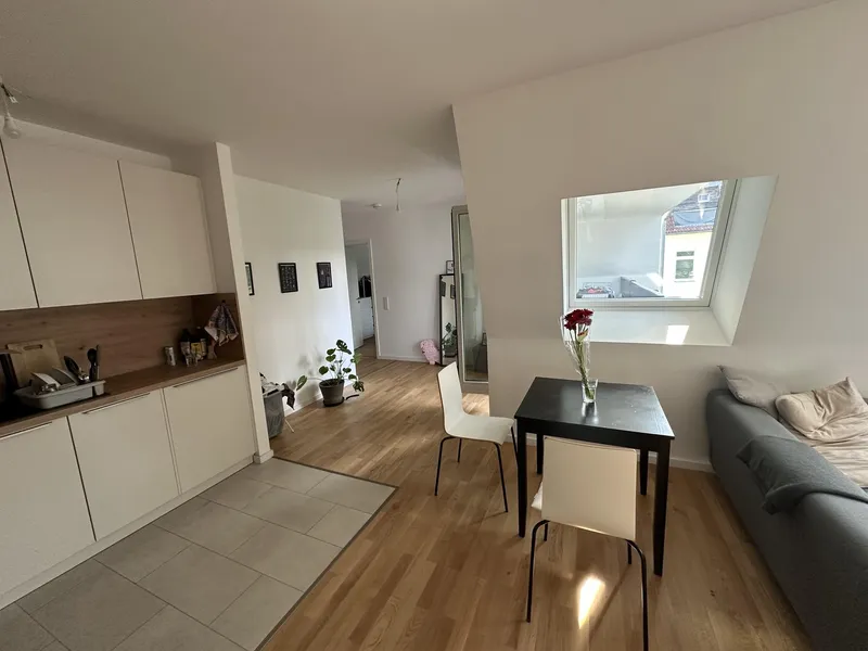 Moderne Neubauwohnung mit Loggia & Einbauküche — photo 1